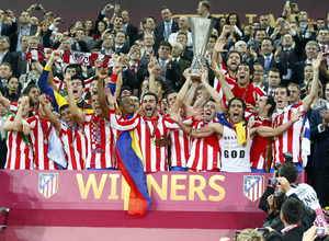 Temporada 11/12. Final Europa League. Todo el equipo posando con la copa de la Uefa en Estadio de Estambul en el palco