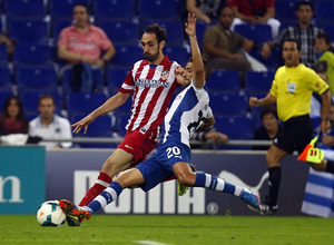 Juanfran conduce el balón ante la entrada de un jugador del Espanyol