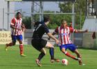 Omar intenta regatear al jugador del Amorebieta Jon Apraiz en un momento del partido disputado en la Ciudad Deportiva
