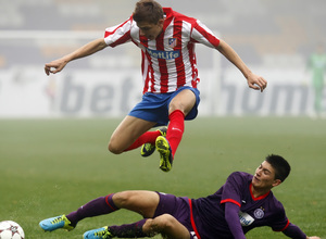 Iván Alejo salta evitando la entrada de un defensor del Austria de Viena en el partido de la Youth League disputado en la capital austríaca y que acabó 3-3