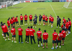 Temporada 13/14. Entrenamiento. Equipo entrenando en Majadahonda. Grupo escuchando los ejercicios de Ortega