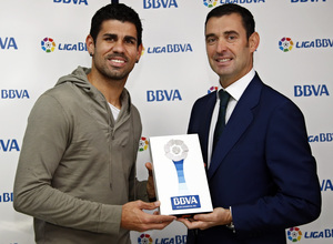 Temporada 13/14. Entrega premio liga BBVA Diego Costa
