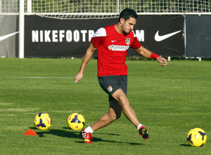 Temporada 13/14. Entrenamiento. Equipo entrenando en Majadahonda.Koke pasando un balón