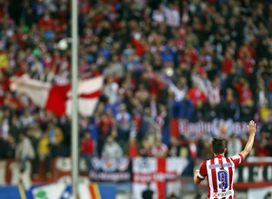 Temporada 13/14. Partido Atlético de Madrid-Betis. Villa saludando a la grada