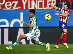 Temporada 13/14. Partido Atlético de Madrid-Betis. Juanfran disparando a puerta