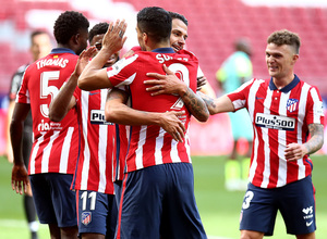 Los jugadores celebran el sexto gol, segundo de Suárez en su cuenta