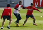 Temporada 13/14. Entrenamiento. Equipo entrenando en Majadahonda. Baptistao luchando el balón con un Óliver