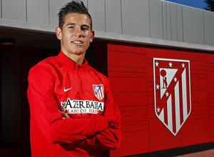 temporada 13/14. Lucas Hernández posando en el escudo del vestuario del primer equipo