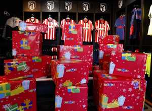 El Atlético y Toys 'R' Us llenan de regalos 10 hospitales en Madrid 