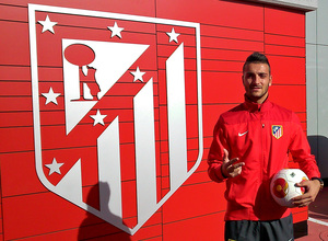 temporada 13/14. Atlético B. Ruben Mesa posa con el balón tras meter tres goles en liga
