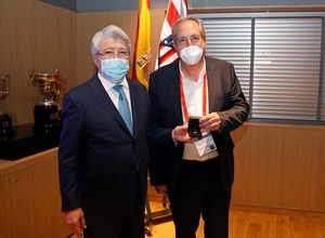 El club impuso la insignia de Oro y Brillantes a Delfín Cantalejo y Manuel Gil