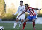 Lucas, del Atlético de Madrid Juvenil DH, lucha por la posesión del balón con un jugador del Real Madrid