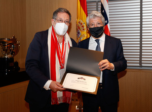 Temp. 20-21 | Atlético de Madrid - Huesca | Enrique Cerezo insignias