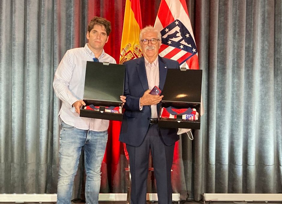 La leyenda rojiblanca Julio Orozco y su hijo Daniel recibieron el domingo 27 la insignia de Plata por los 25 años de socio.