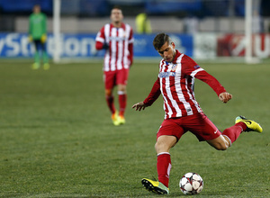Temporada 13/14. Champions League. Zenit - Atlético de Madrid. Insua golpeando el balón