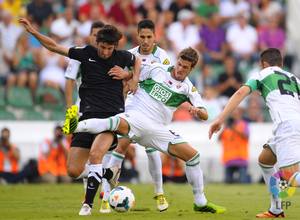 Rubén Pérez, jugador del Elche cedido por el Atlético de Madrid, en un partido con su equipo contra la Real Sociedad