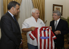Ricardo Martinelli, presidente de Panamá, recibe una camiseta del Atlético de manos de Enrique Cerezo