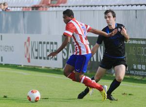 Elbis, del Atlético B, pugna por la posesión del balón con un jugador del Amorebieta en la Ciudad Deportiva 