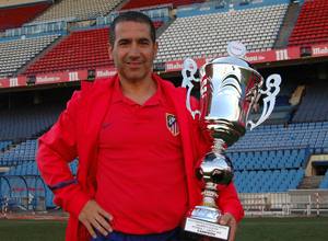 Paco Lobato, entrenador del Atlético de Madrid que se proclamó campeón del Torneo de Arona 2012
