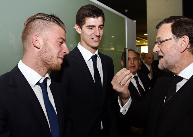 Rajoy muestra su móvil a Courtois y Alderweireld
