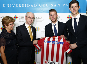 Van Rompuy posa con una camiseta del Atlético con Alderweireld y Courtois