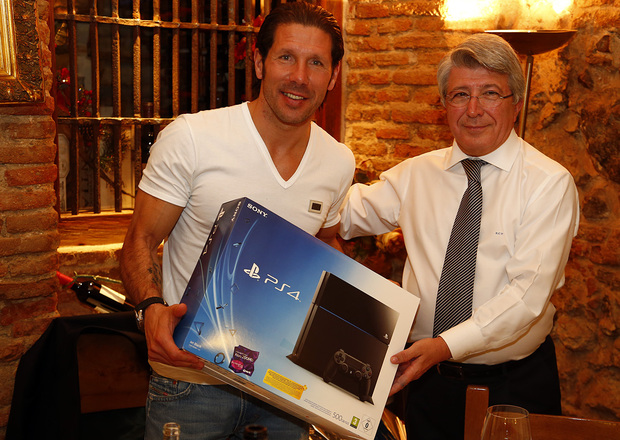 Simeone recibe una PS4 de manos de Cerezo como regalo navide&ntilde;o