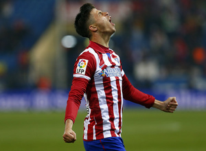 temporada 13/14. Partido Copa. Atlético San Andreu. Héctor celebrando el gol besando el escudo