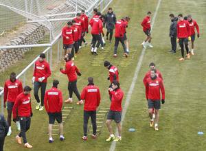 Los jugadores rojiblancos hacen trabajo físico en el primer entrenamiento de 2014