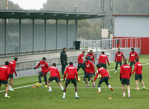 temporada 13/14. Entrenamiento en la Ciudad deportiva de Majadahonda. Equipo realizando rondos en el campo de césped artifial