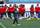 temporada 13/14. Equipo entrenando en el Calderón.  Jugadores escuchando a Simeone durante el entrenamiento