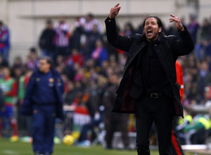 temporada 13/14. Partido Atlético de Madrid - Barcelona. Simeone animando desde la banda
