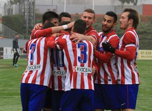 Los jugadores del Atlético B hacen piña con Aquino tras el gol del delantero rojiblanco al Getafe B