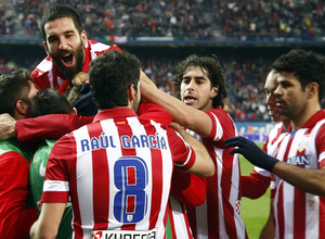 temporada 13/14. Partido Atlético de Madrid - Valencia. Copa del Rey. Celebración piña equipo