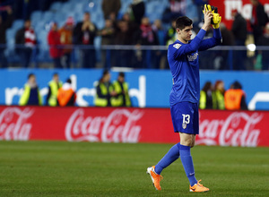 temporada 13/14. Partido Atlético de Madrid - Valencia. Copa del Rey. Courtois aplaudiendo al público