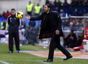 temporada 13/14. Partido Atlético de Madrid Sevilla. Simeone dando órdenes
