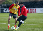 temporada 13/14. Entrenamiento en la Ciudad deportiva de Majadahonda. Nacho Huertas protegiendo el balón ante Mario 