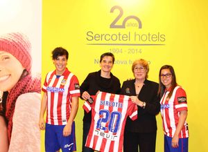 Temporada 2013-2014. Las jugadoras con Marisol Turró y la camiseta conmemorativa