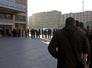 temporada 13/14. Reportaje. Colas en el estadio para la compra de entradas del partido Atlético Milán