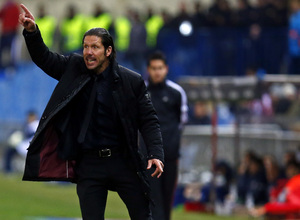 temporada 13/14. Partido Atlético de Madrid - Bilbao . Copa del Rey. Simeone dando instrucciones en la banda