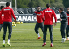 temporada 13/14. Entrenamiento en la Ciudad deportiva de Majadahonda. Villa y Arda estirando
