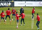 temporada 13/14. Entrenamiento en la Ciudad deportiva de Majadahonda. Jugadores haciendo ejercicios con el balón de cabeza