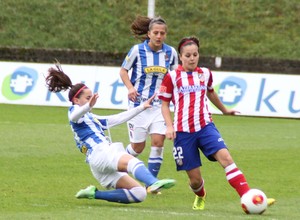 Temporada 2013-2014. Claudia manda un balón en larga ante una jugadora de la Real Sociedad