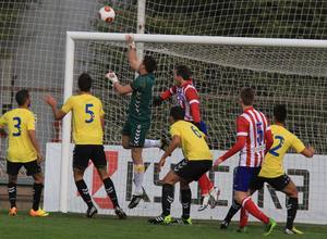 El portero de Las Palmas Atlético Alex despeja de puños en el partido en el que el Atlético B cayó ante Las Palmas Atlético en la Ciudad Deportiva