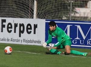 Bono, guardameta del Atlético B, detiene un disparo de un jugador de Las Palmas Atlético