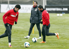 temporada 13/14. Entrenamiento en la Ciudad deportiva de Majadahonda. Arda y Diego Costa golpeando el balón durante el entrenamiento