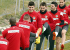 Temporada 13/14. Entrenamiento. Todos los jugadores estiran 