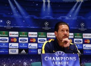 temporada 13/14. Rueda de prensa en el estadio de San Siro. Champions League. Simeone atendiendo a los medios
