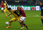 TEMPORADA 2013/14. Champions League. Milan-Atlético. Raúl García lucha contra De Jong