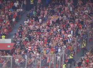 La afición rojiblanca festejó el gol de Correa y el triunfo en San Mamés