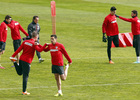 temporada 13/14. Entrenamiento en la Ciudad deportiva de Majadahonda. Jugadores estirando durante el entrenamiento